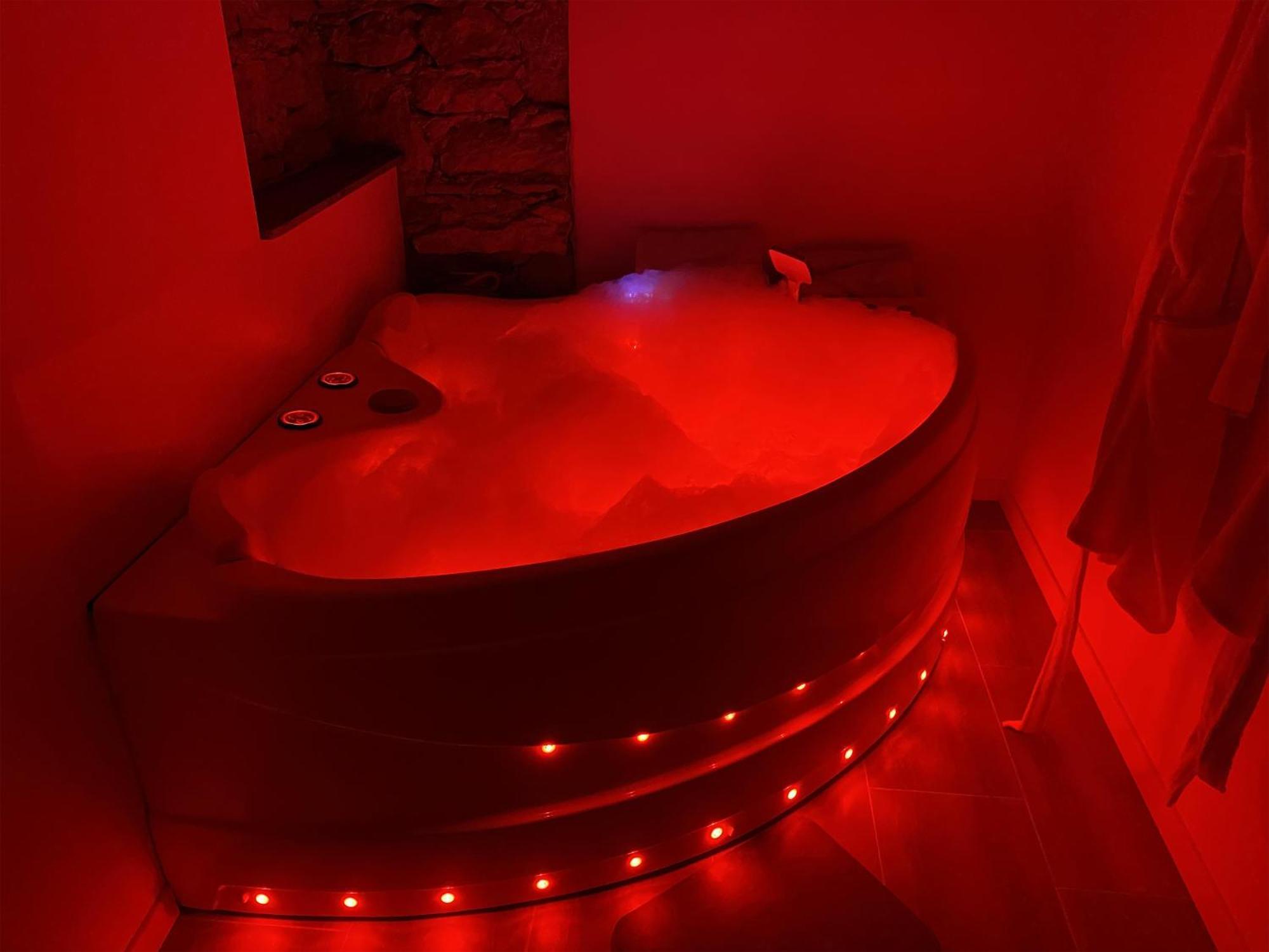 Love Room- Spa- Escale Amoureuse Puygaillard-de-Quercy Exteriér fotografie