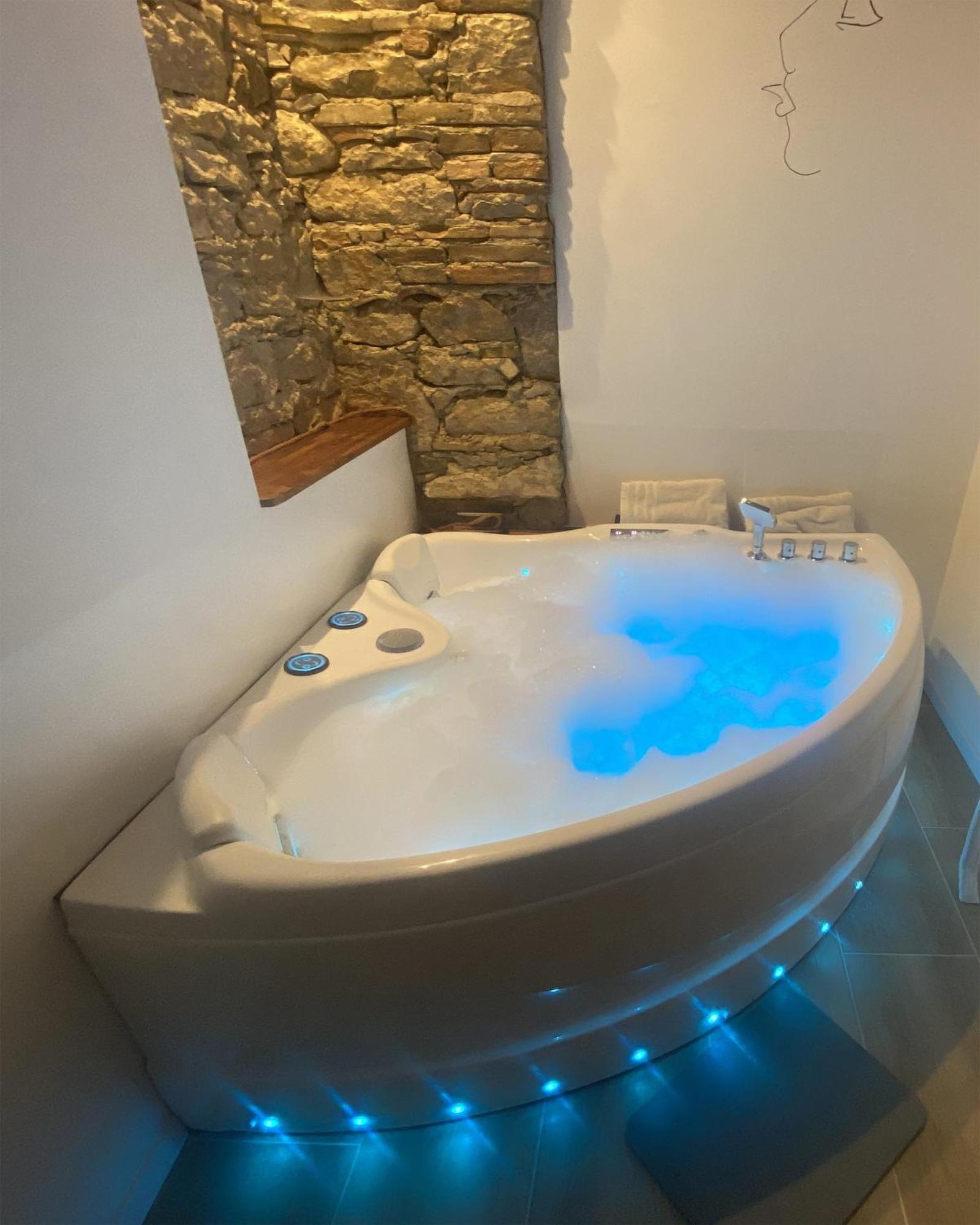Love Room- Spa- Escale Amoureuse Puygaillard-de-Quercy Exteriér fotografie